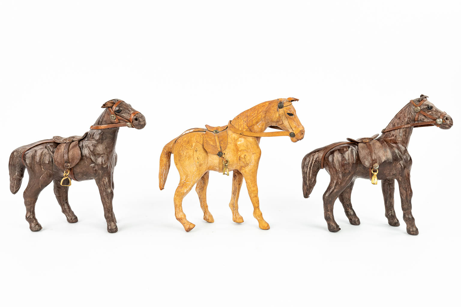 Een collectie van 15 paarden gemaakt uit papier maché, en afgewerkt met leder. (H:30cm)