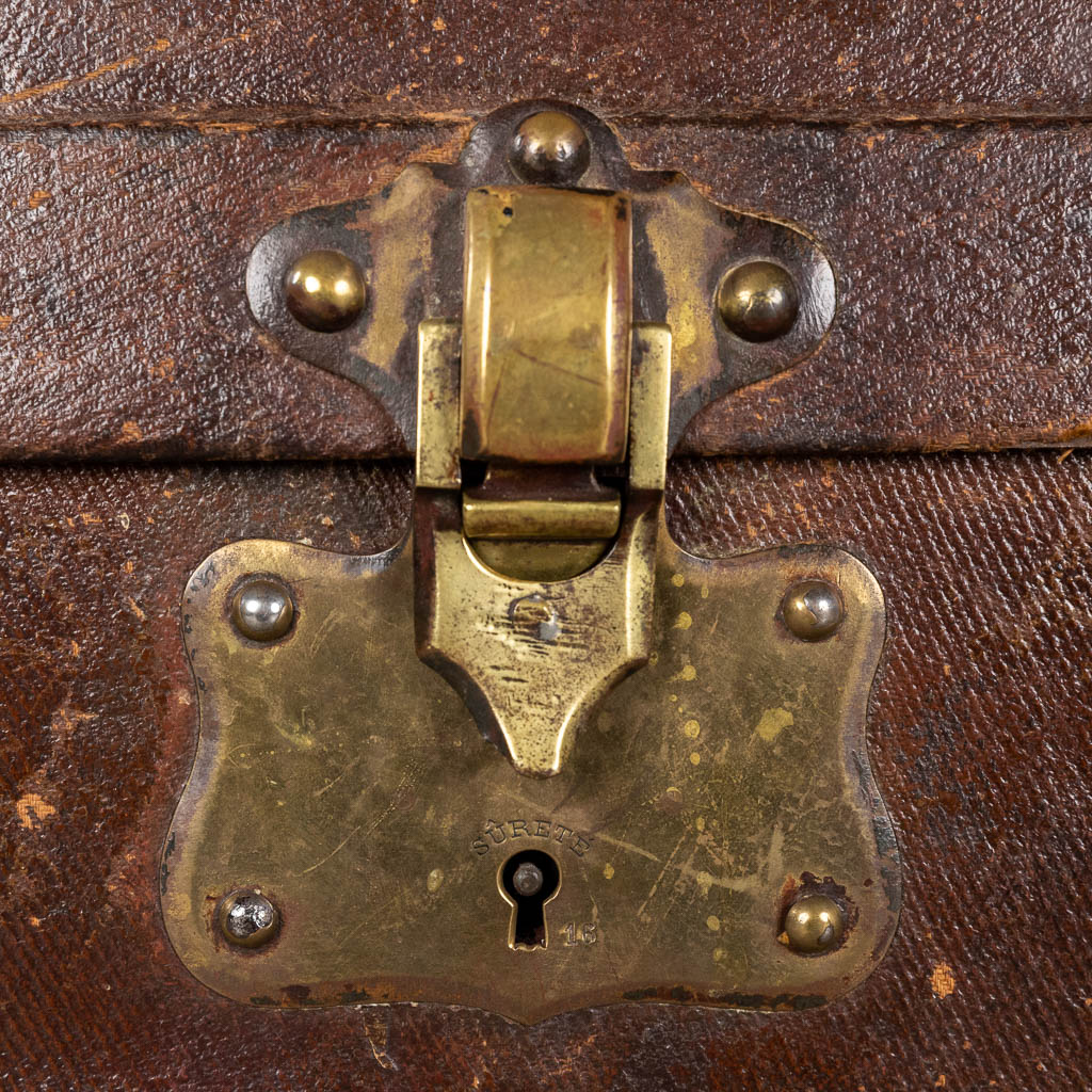 Een decoratieve reiskoffer in de stijl van Louis Vuitton. Afgewerkt met Ezelleder. (D:51 x W:51 x H:56 cm)