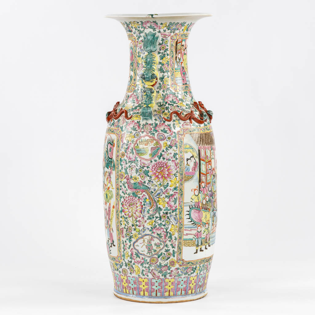 A very large Chinese Famille Rose vase, decorated with figurines (crack). (H:91 x D:38 cm)