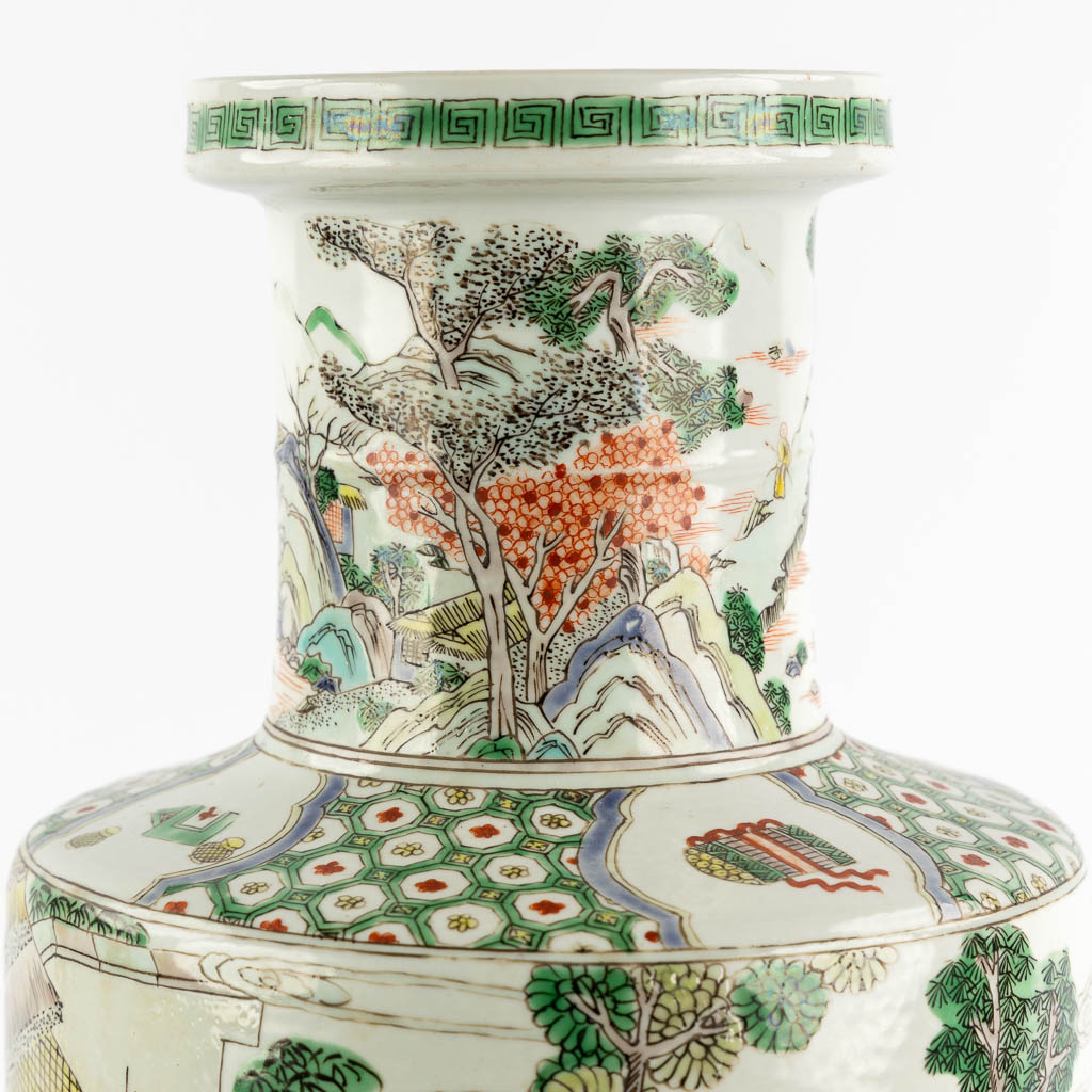 Een Chinese Famille Verte 'Roulleau' vaas met scènes van rijstproductie. (H:46 x D:18 cm)