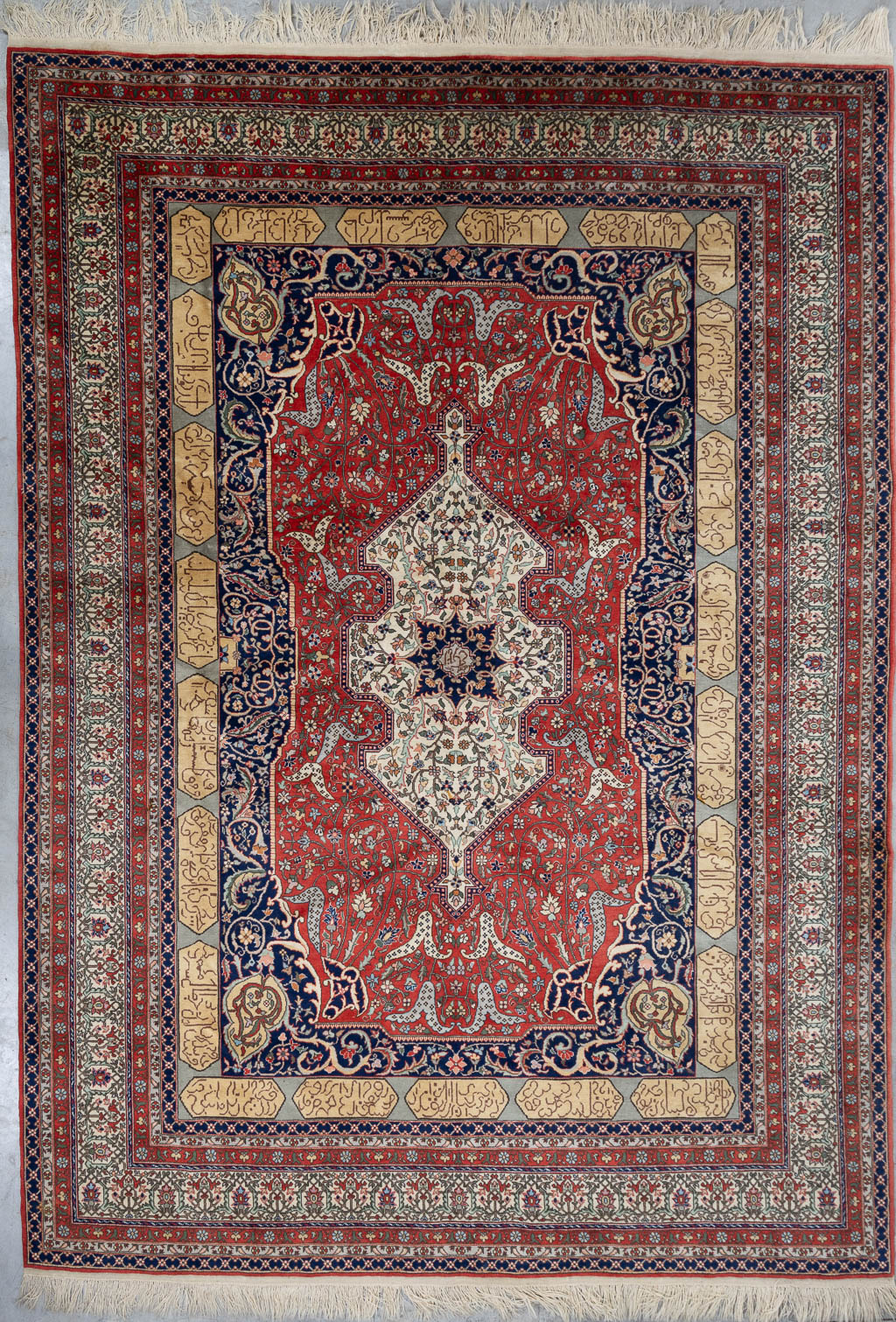 Lot 212 Een Oosters handgeknoopt tapijt met Arabische verzen, Kashan. (L:382 x W:277 cm)