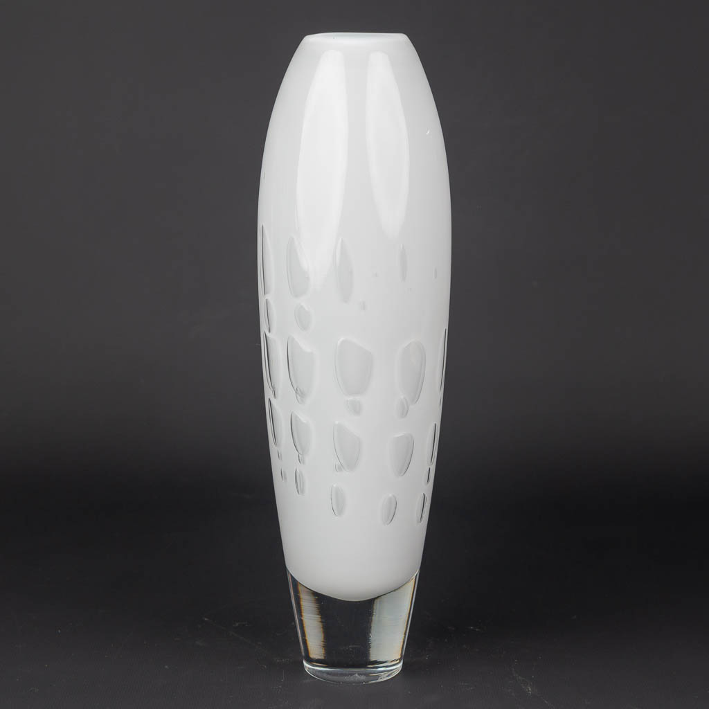 A vase made of glass and marked Villeroy & Boch. (H:32cm)