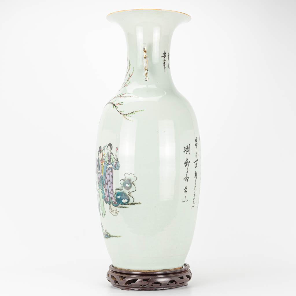Een vaas gemaakt uit Chinees porselein en versierd met hofdames en bomen