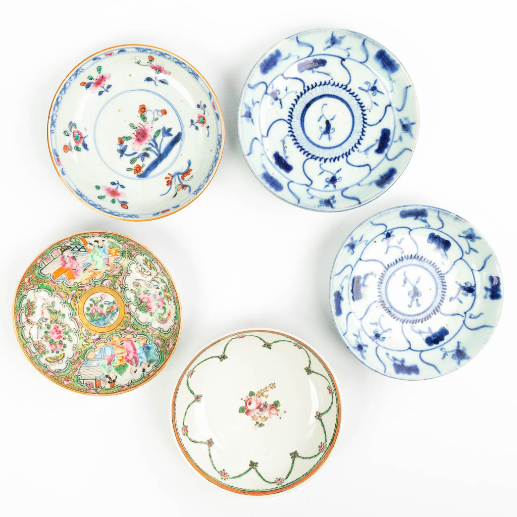 A collection of 5 plates made of Chinese porcelain with different patterns. 