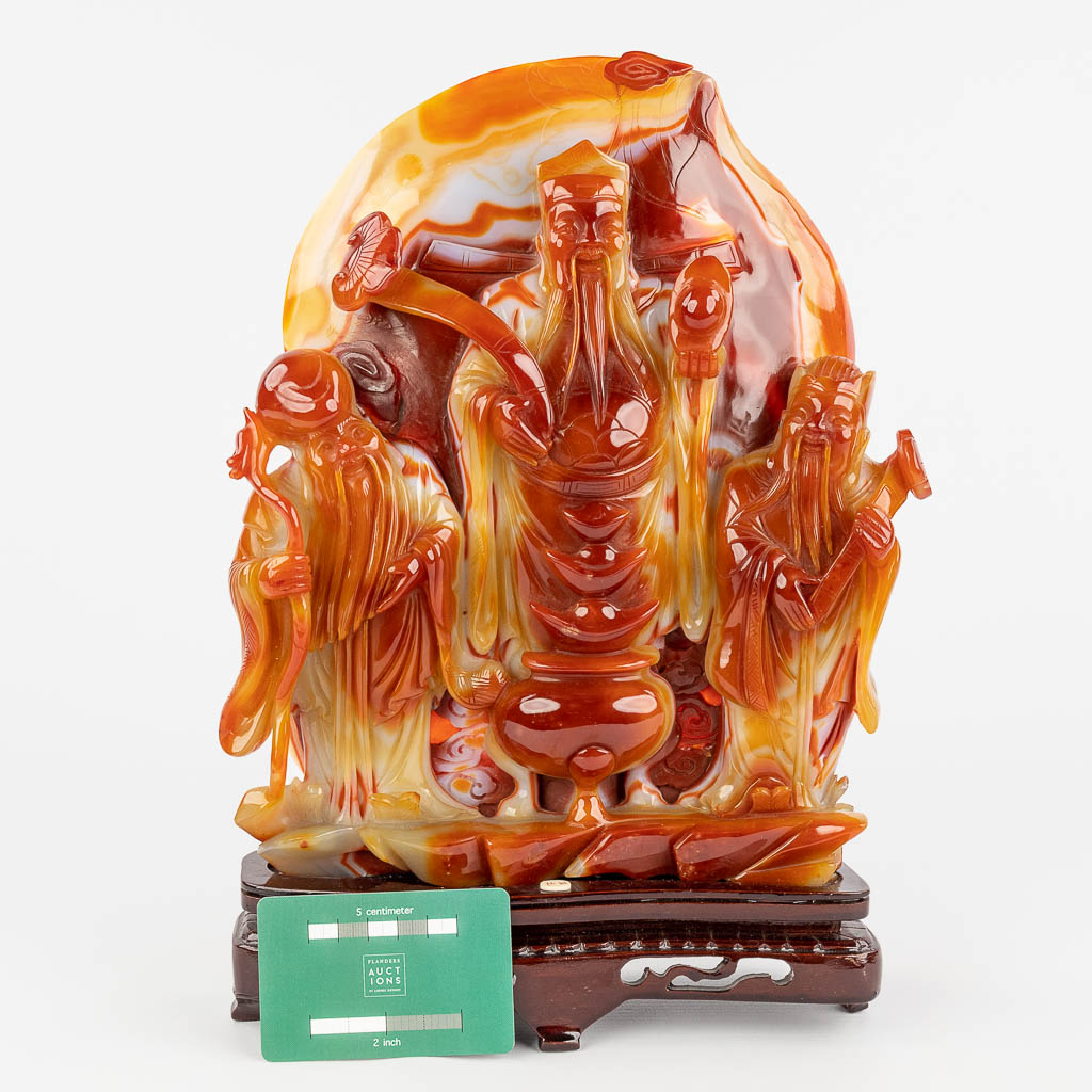 A large Chinese sculptured agate stone, decorated with three wise men. 20th C. (W: 24 x H: 34 cm)