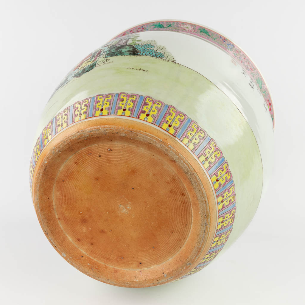 A large Chinese cache-pot decorated with figurines in a garden. 20th C. (H:36 x D:40 cm)