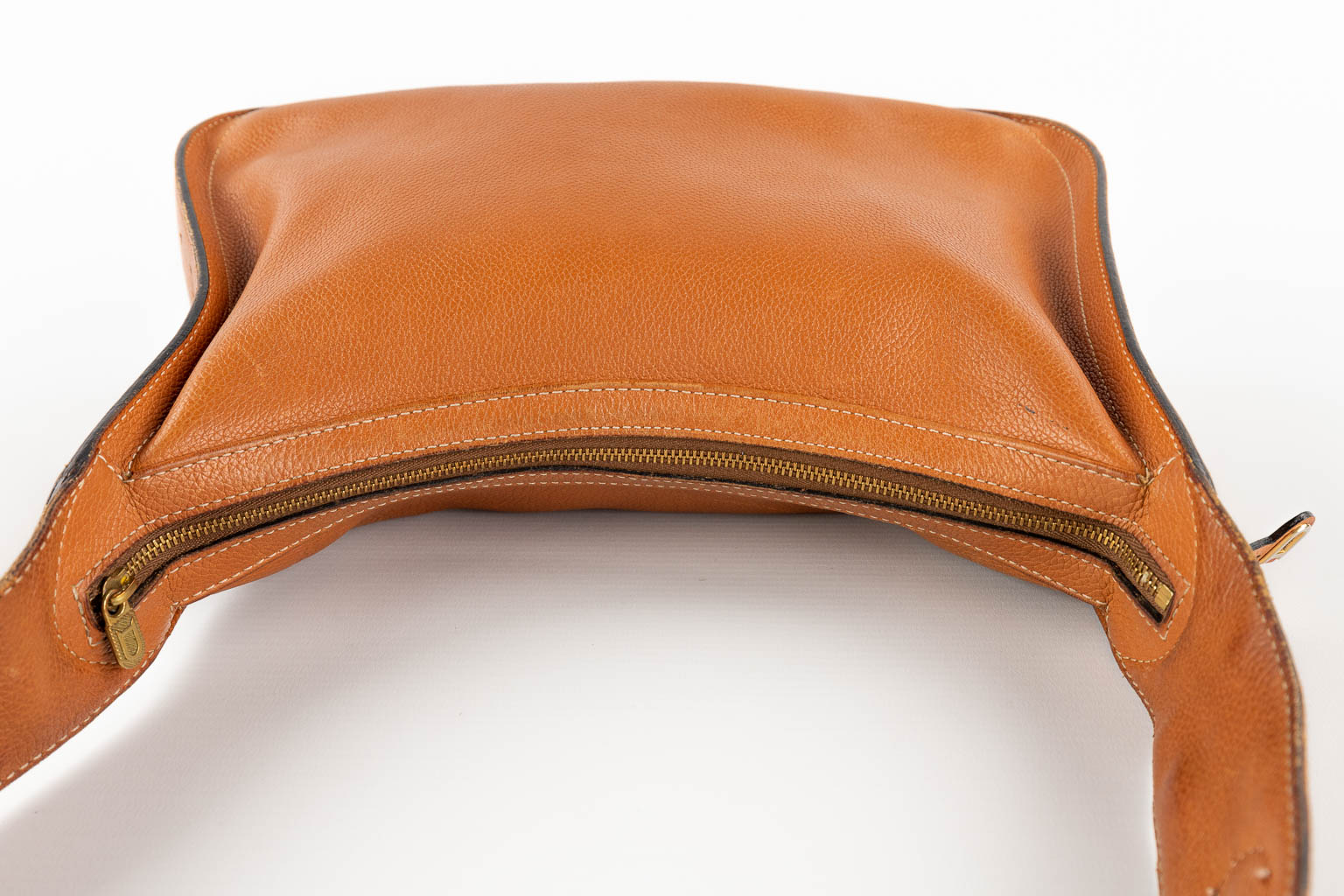 Delvaux, Pensée, een handtas gemaakt uit bruin leder. (W:24 x H:32 cm)