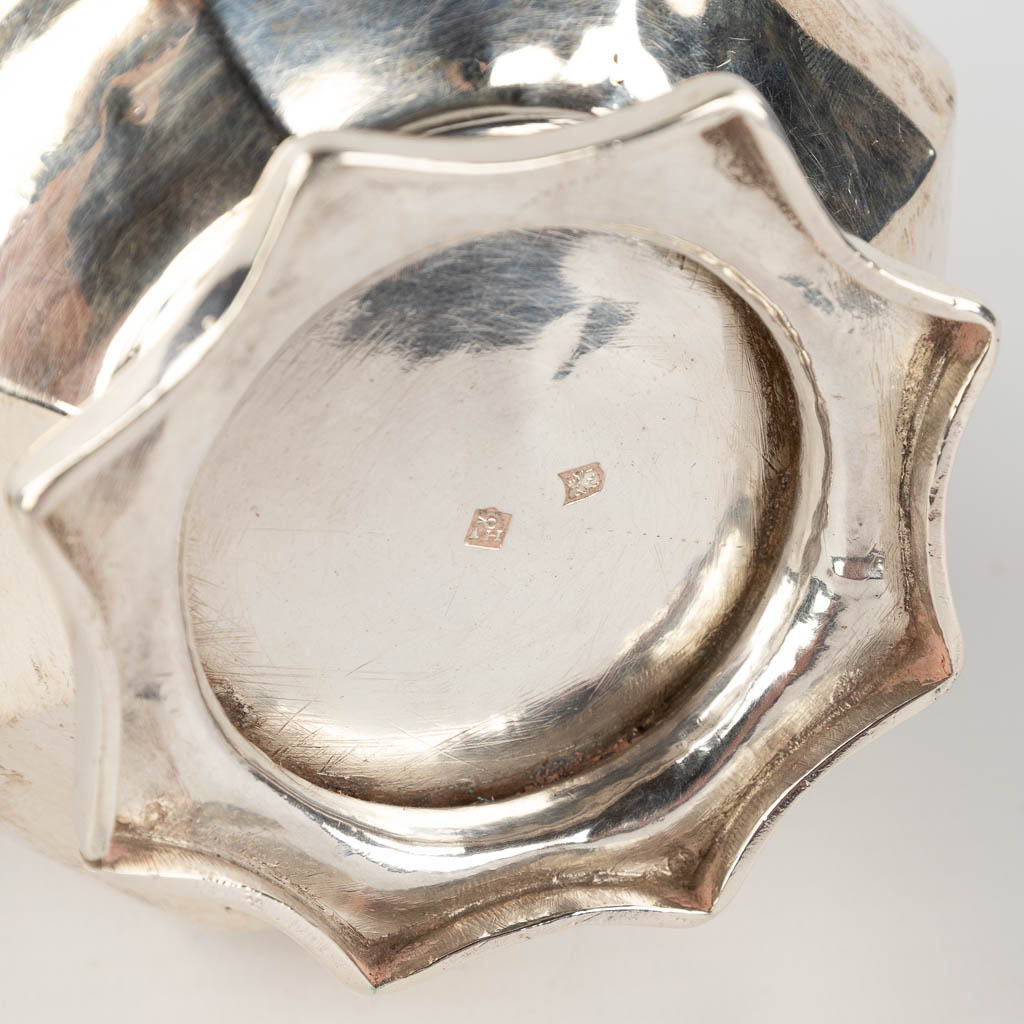 An antique milk jug, silver. The Netherlands, 19th C. 216g. (L: 10 x W: 12,5 x H: 12 cm)