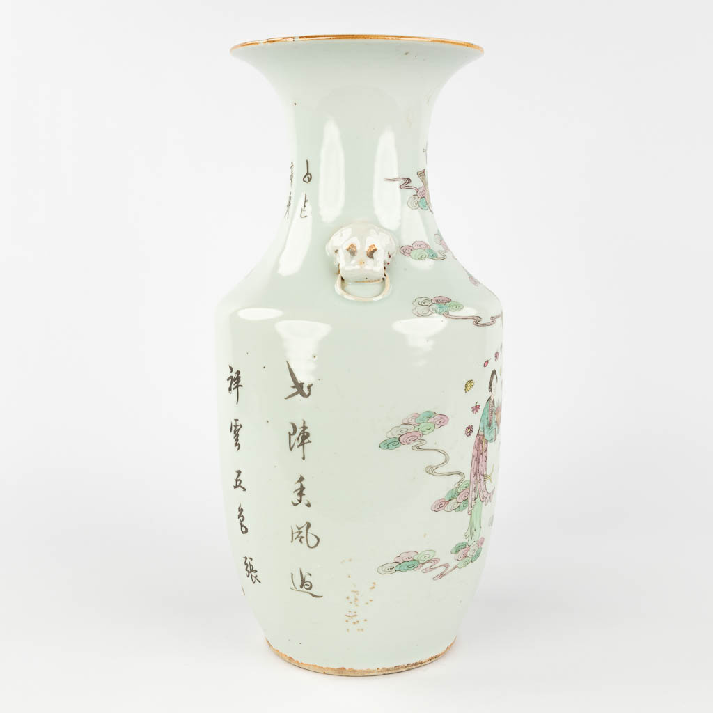 Een Chinese vaas versierd met hofdames. 19de/20ste eeuw. (H: 42 x D: 21 cm)