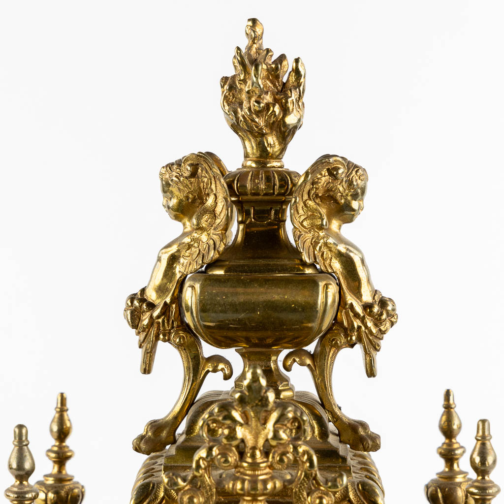Een schouwklok, brons, decor met engelen. Circa 1900. (L:21 x W:27 x H:54 cm)