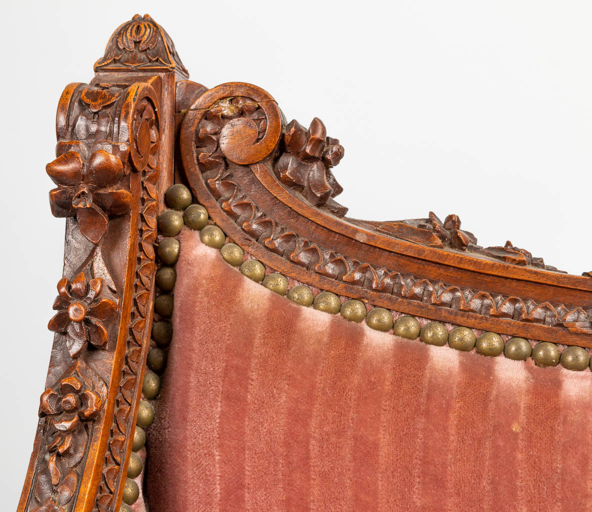 Een antieke zetel in Lodewijk XVI stijl, met gesculpteerde ramskoppen en muziekinstrumenten. Notelaar. (H:85cm)