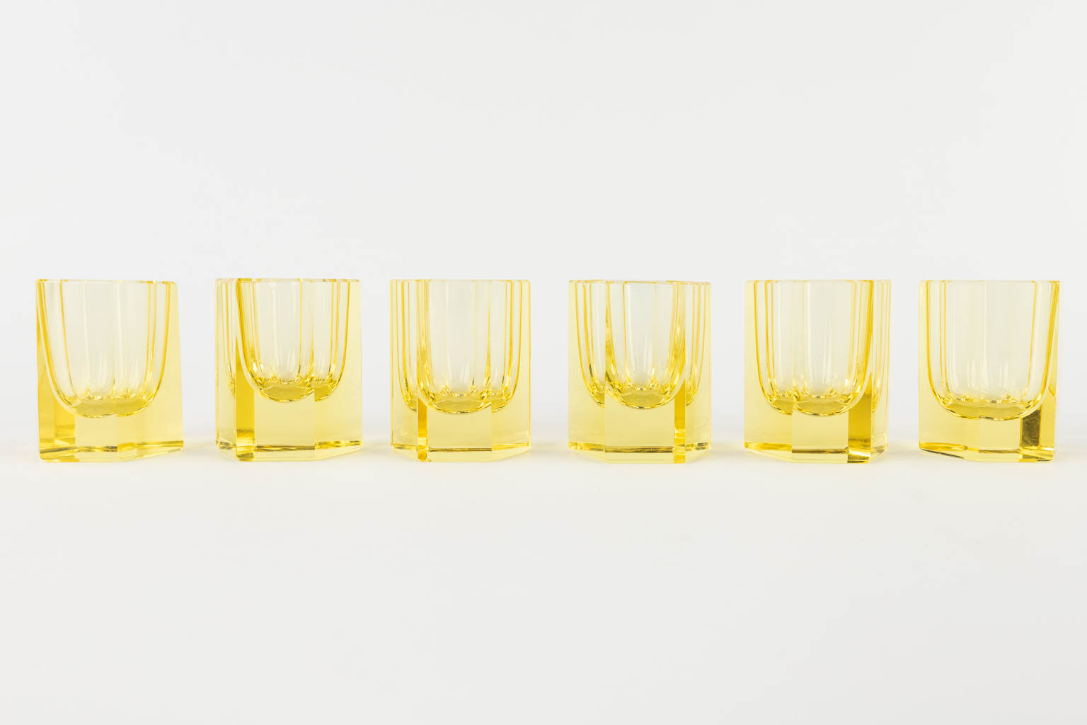Moser Glass, Karlsbad, a carafe and 6 yellow glasses. 20th C. (D:8 x W:8 x H:25 cm)