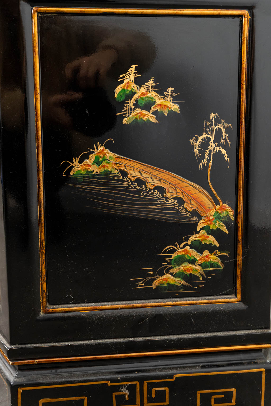 Een zwartgelakte zeshoekige Chinese Pagode vitrinekast, afgewerkt met geschilderd decor. (H:220cm)