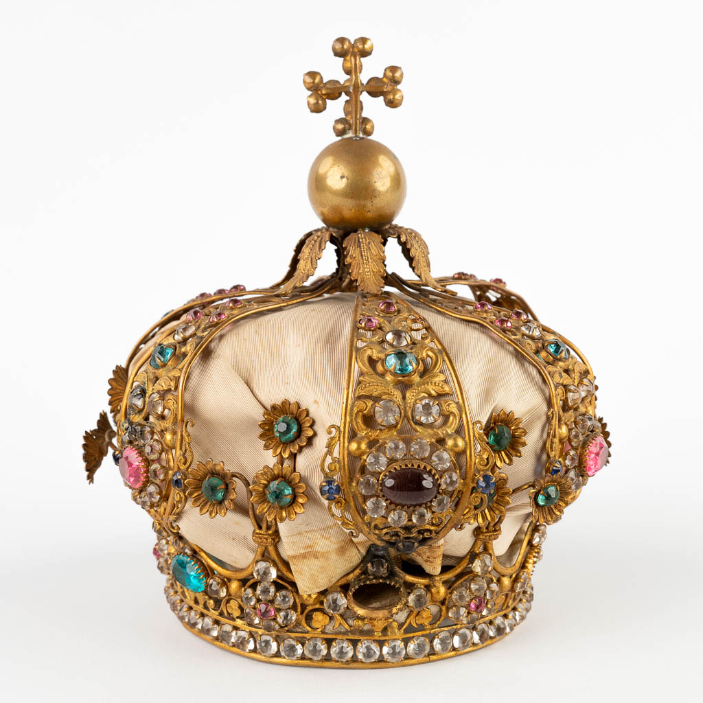 De Kroon van Madonna, messing afgewerkt met gefacetteerd glas. Laat 19de/vroeg 20ste eeuw. (W:18 x H:18 cm)