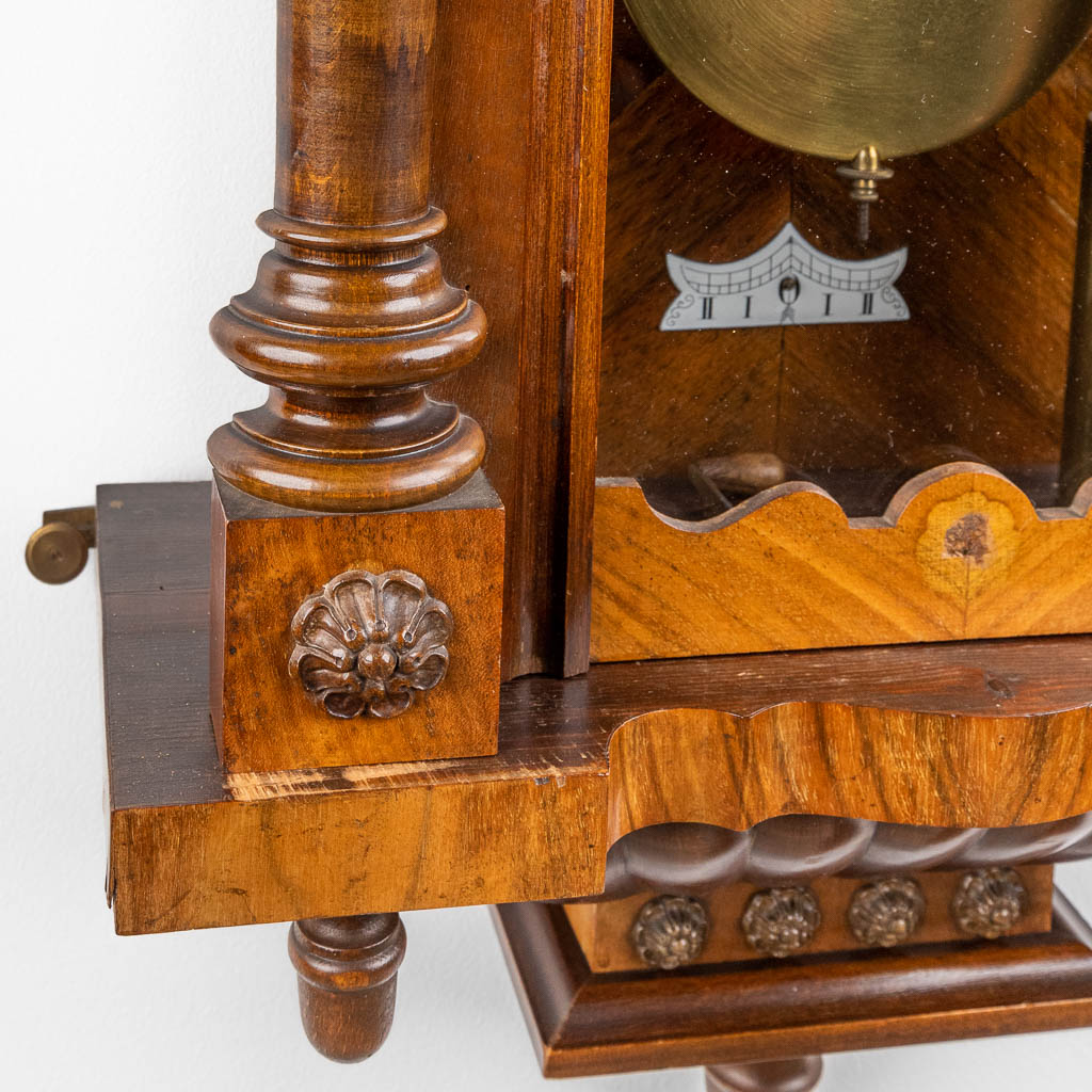 Een Weense regulateur klok. Circa 1900. (D:19 x W:43 x H:104 cm)