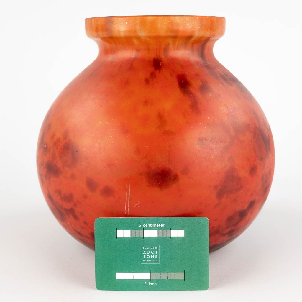 Lorrain, a pâte de verre glass vase. (H:21 x D:21 cm)