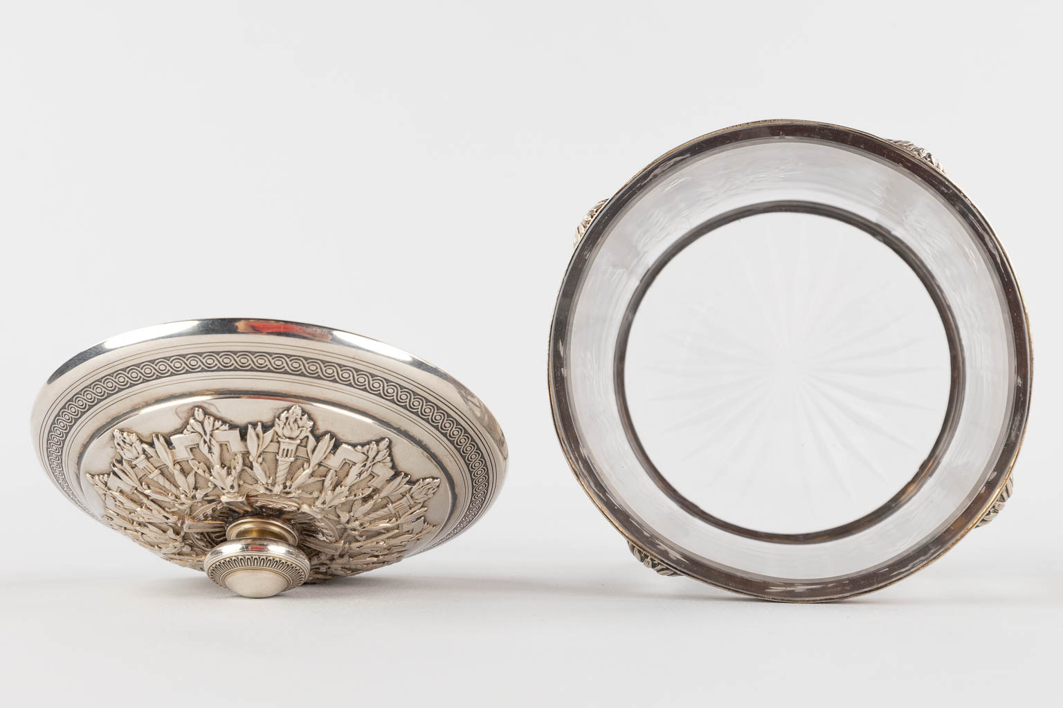 Een kleine opslagdoos, glas gemonteerd met zilver, decor van guirlandes. Frankrijk. (H:13 x D:11,5 cm)