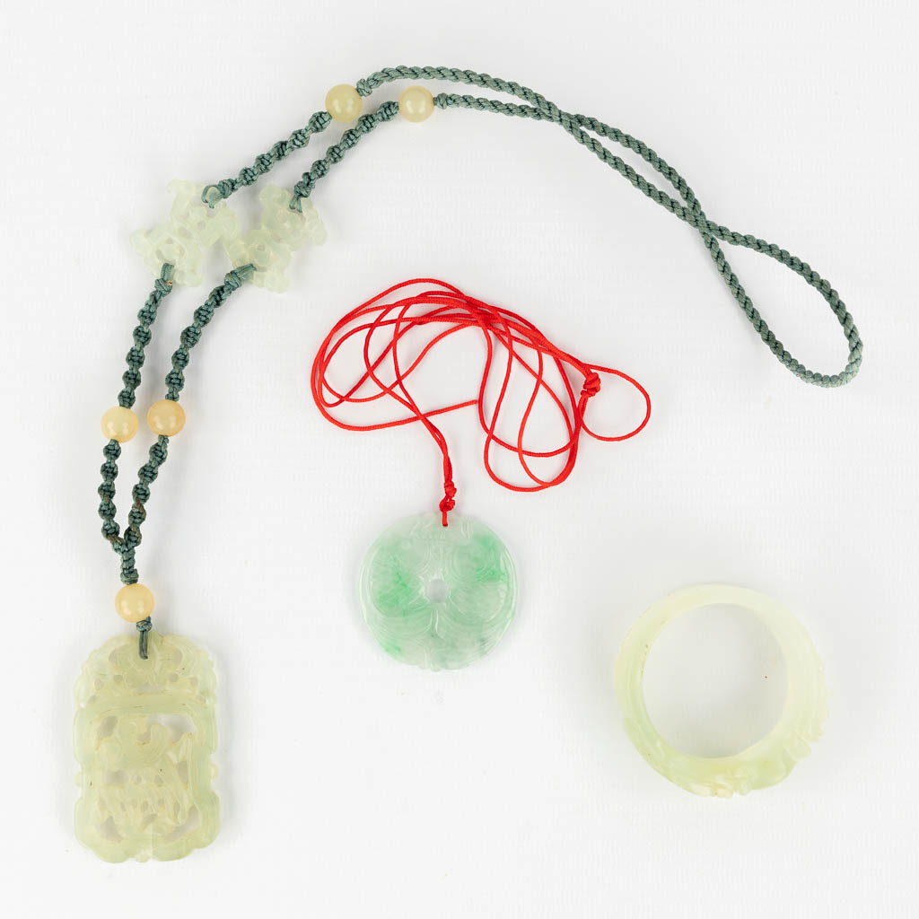  Een set van 3 Chinese Jade amuletten en halskettingen. 