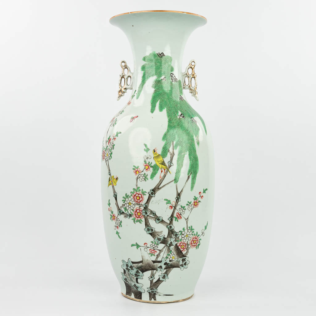 Lot 047 Een Chinese vaas gemaakt uit porselein en versierd met vogels en takken (H:58cm)