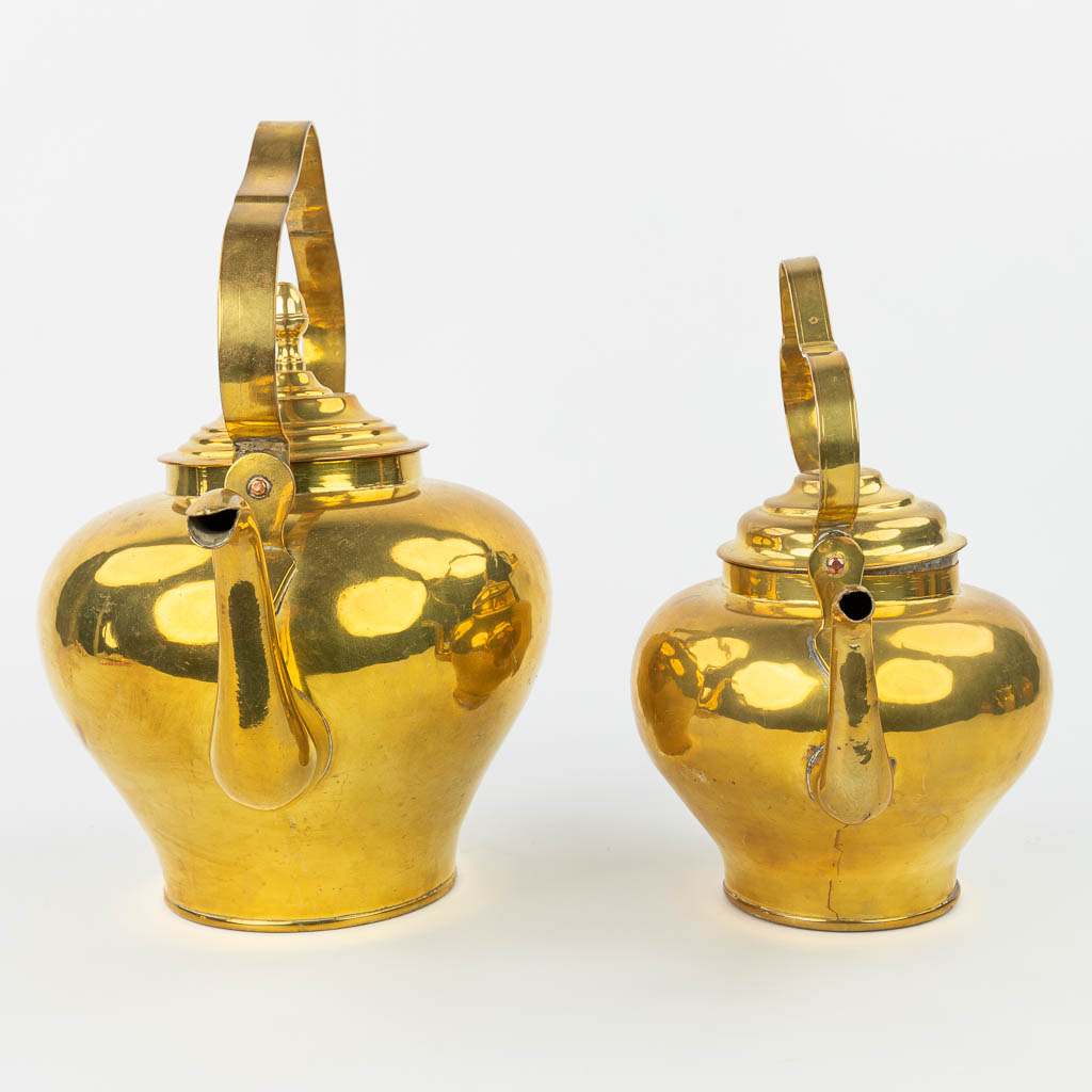 Een collectie van 5 'appelmoren', fluit- en/of waterketels, gemaakt uit koper. (H:34cm)