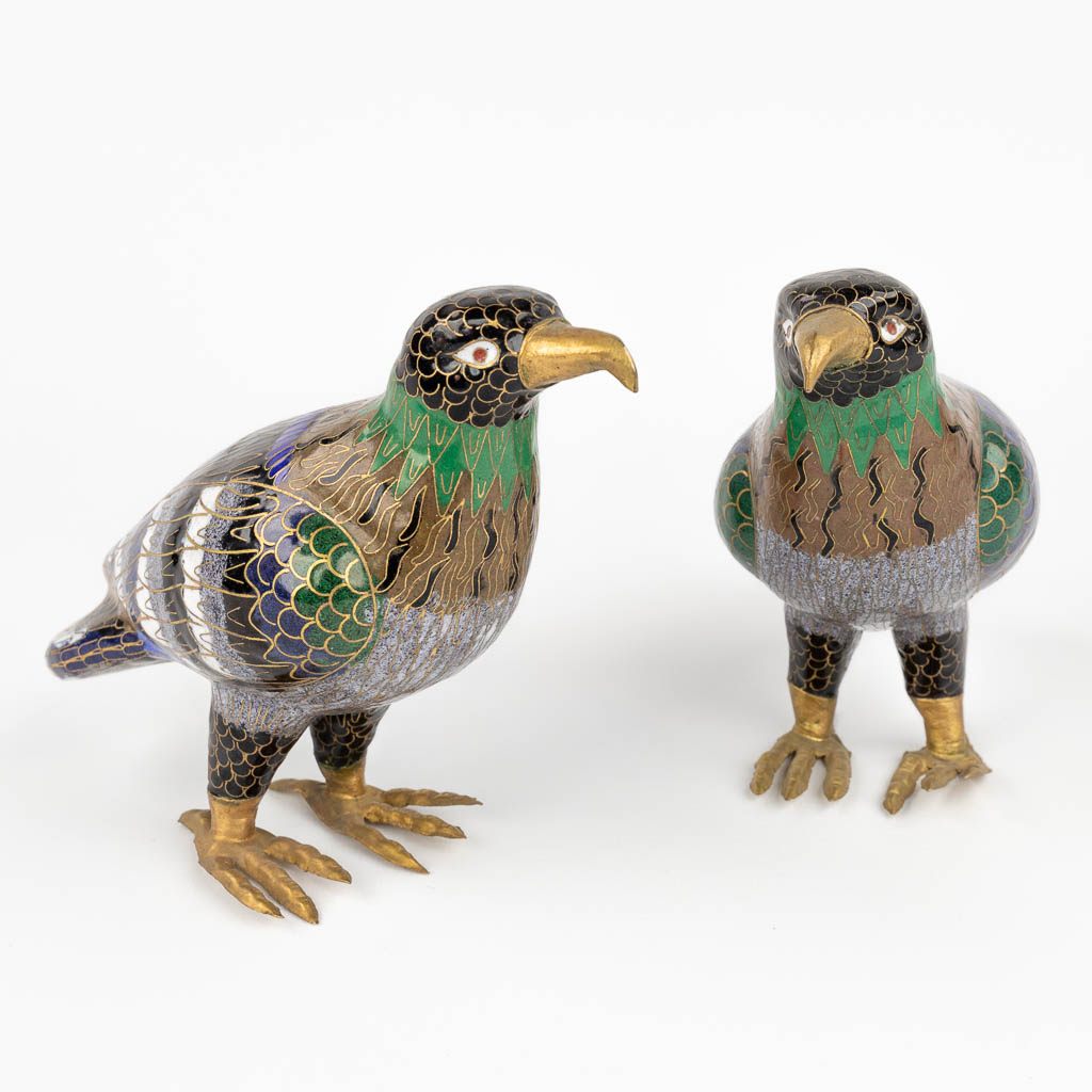 A pair of birds made of cloisonné bronze. 20th century. (H: 15 cm)