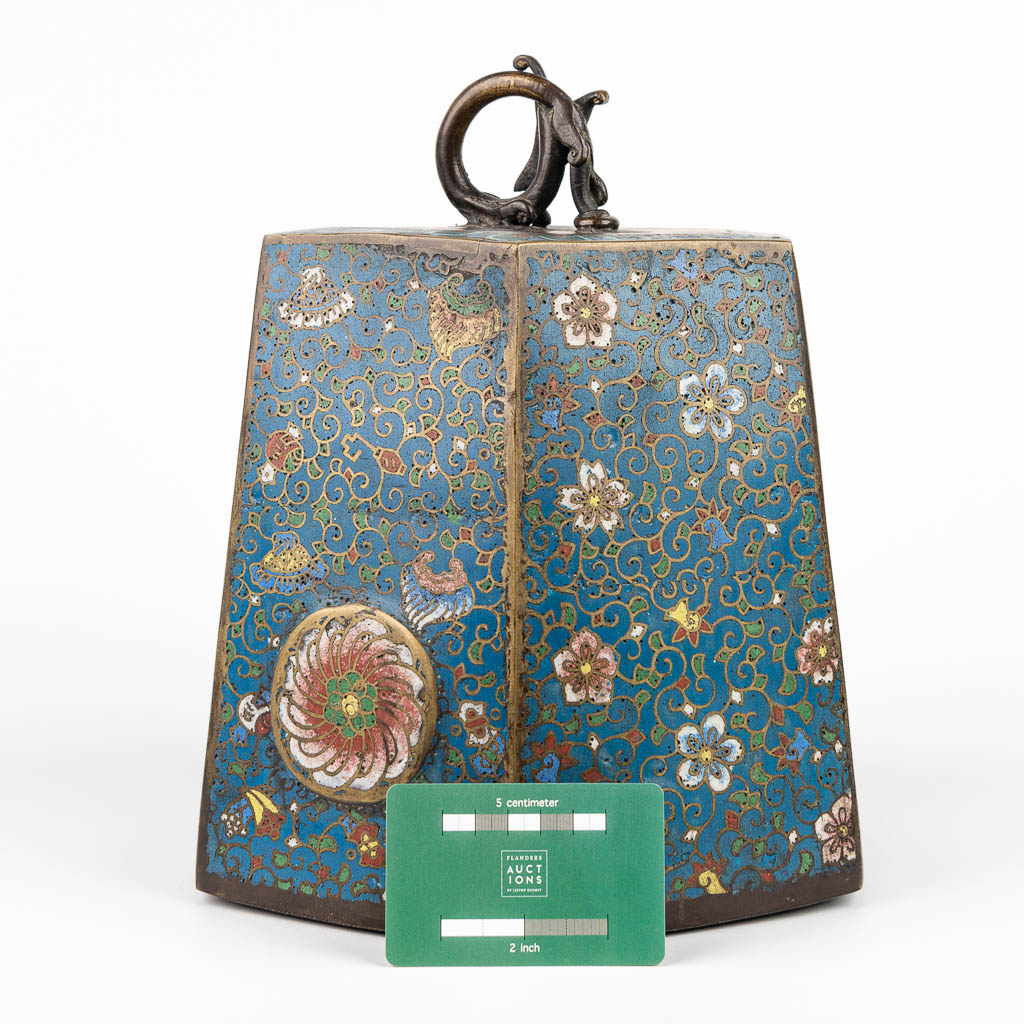 An antique ceremonial gong, decorated with champleve enamel. (H:28cm)