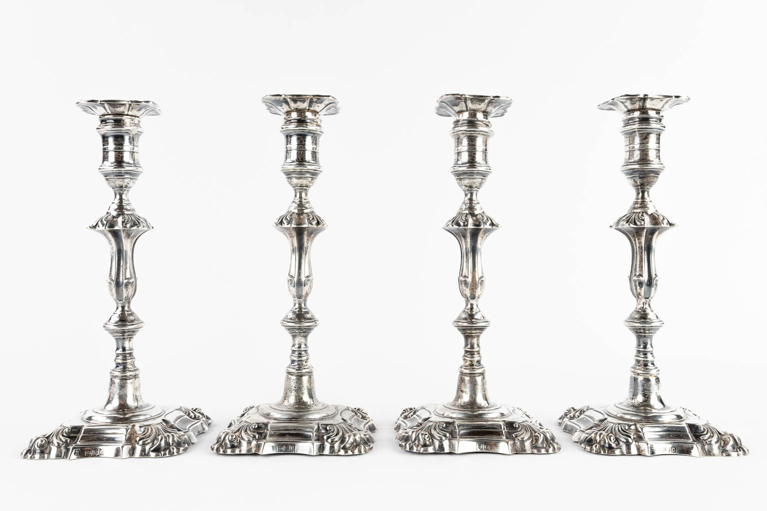 Goldsmiths & Silversmiths Co, London, a set of 4 candle holders, silver. 1898. (D:11,5 x W:11,5 x H:24,5 cm)