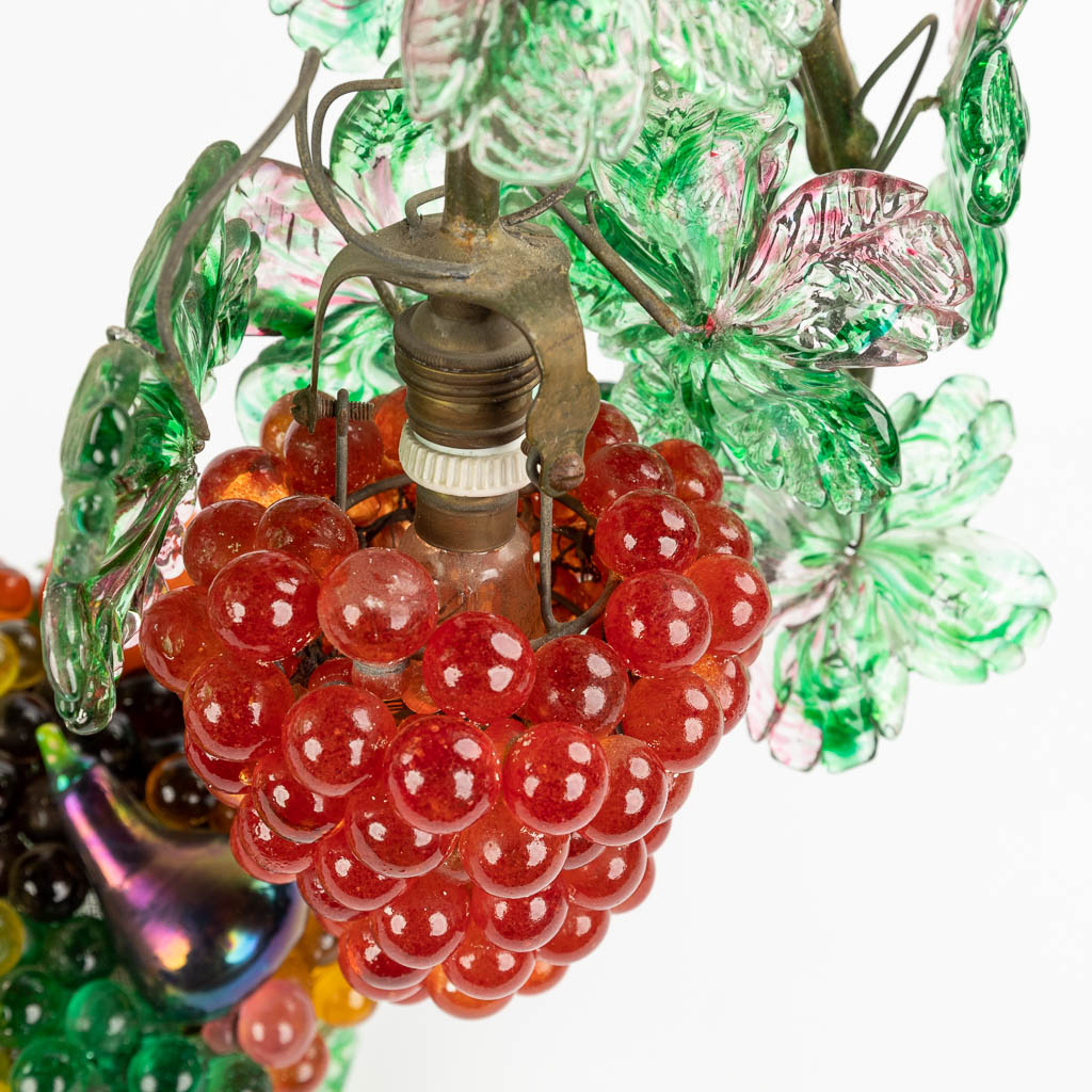 Een tafellamp afgewerkt met druiventrossen en -takken, glas, waarschijnlijk Murano. (D:23 x W:50 x H:50 cm)