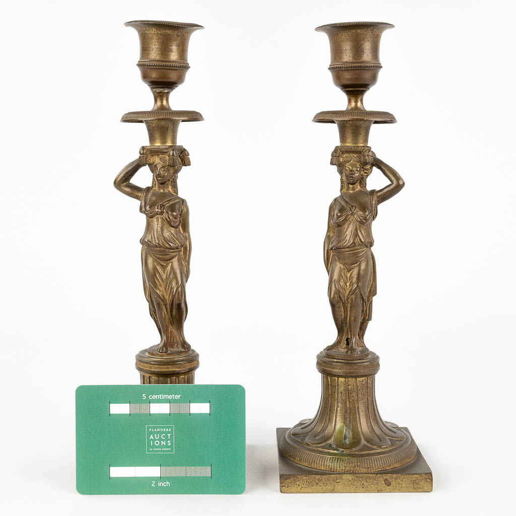 Een paar Kariatide kandelaars, brons, 19de eeuw. (L: 8 x W: 8 x H: 24 cm)