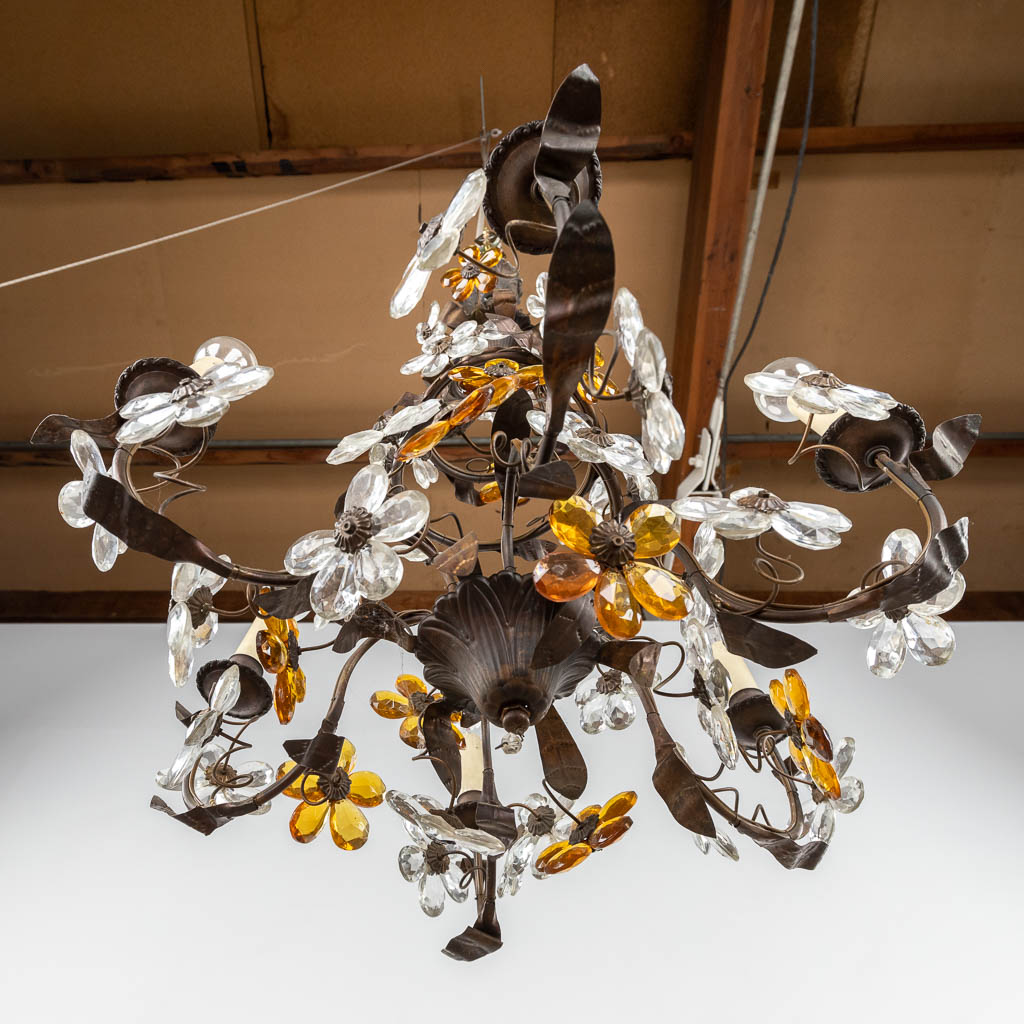 Een luchter met glazen bloemen, 6 lichtpunten. 20ste eeuw. (H:70 x D:54 cm)