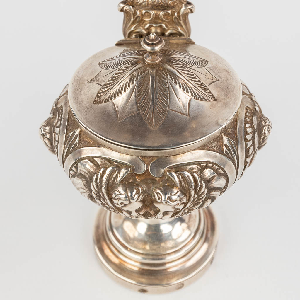 Een wijwatervat gemaakt uit massief zilver. Frankrijk, 19de eeuw. 