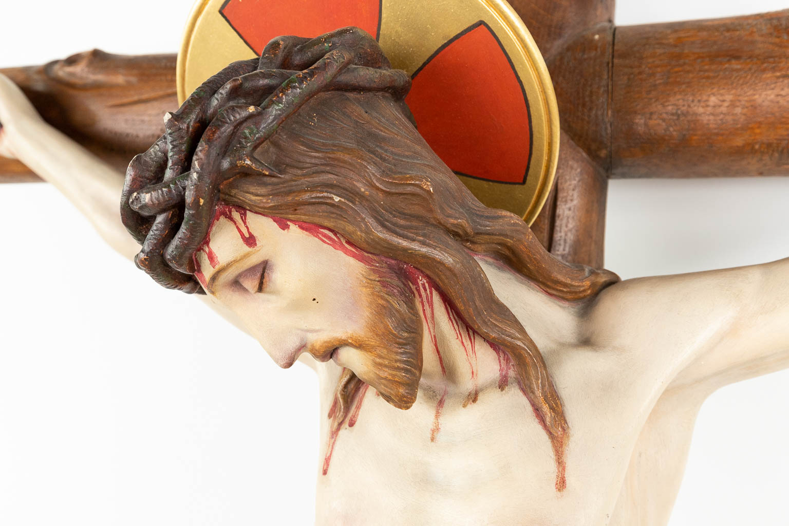 Een groot kruisbeeld, met een corpus gemaakt uit gepatineerd plaaster, gemonteerd op een kruis gemaakt uit hout. (H:174cm)
