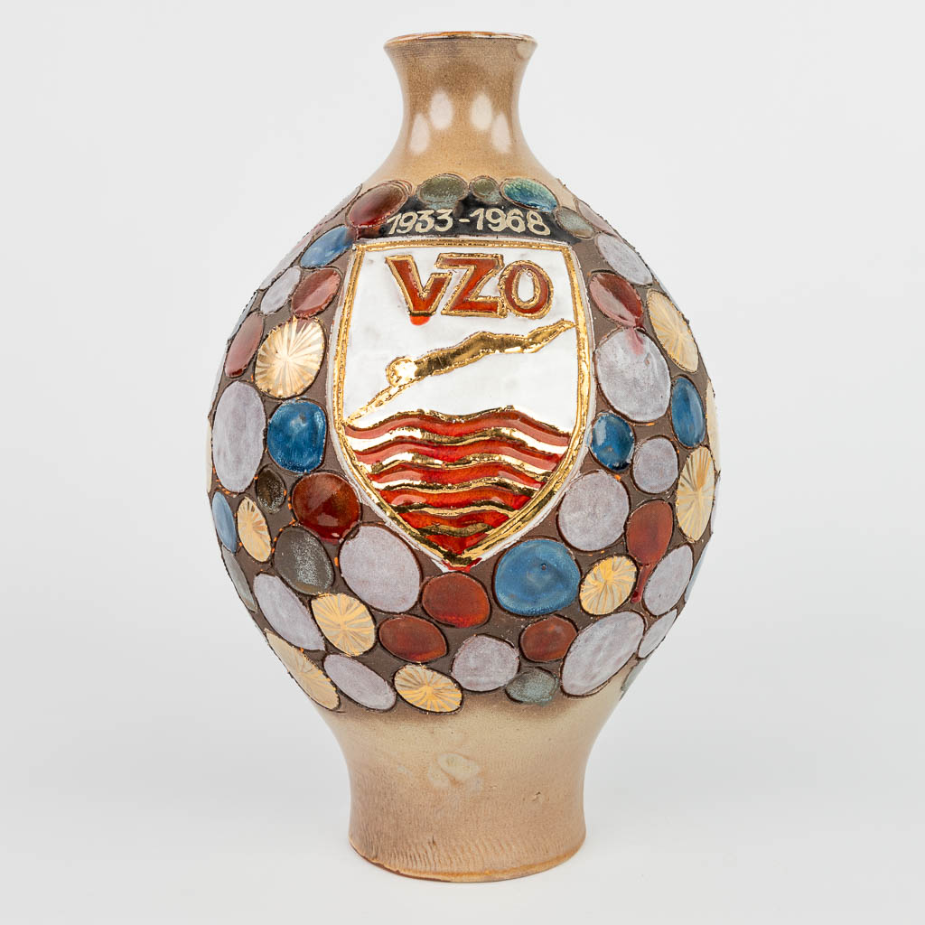 Elisabeth VANDEWEGHE (XX-XXI) a vase made of glazed ceramics for Perignem. (H:37cm)
