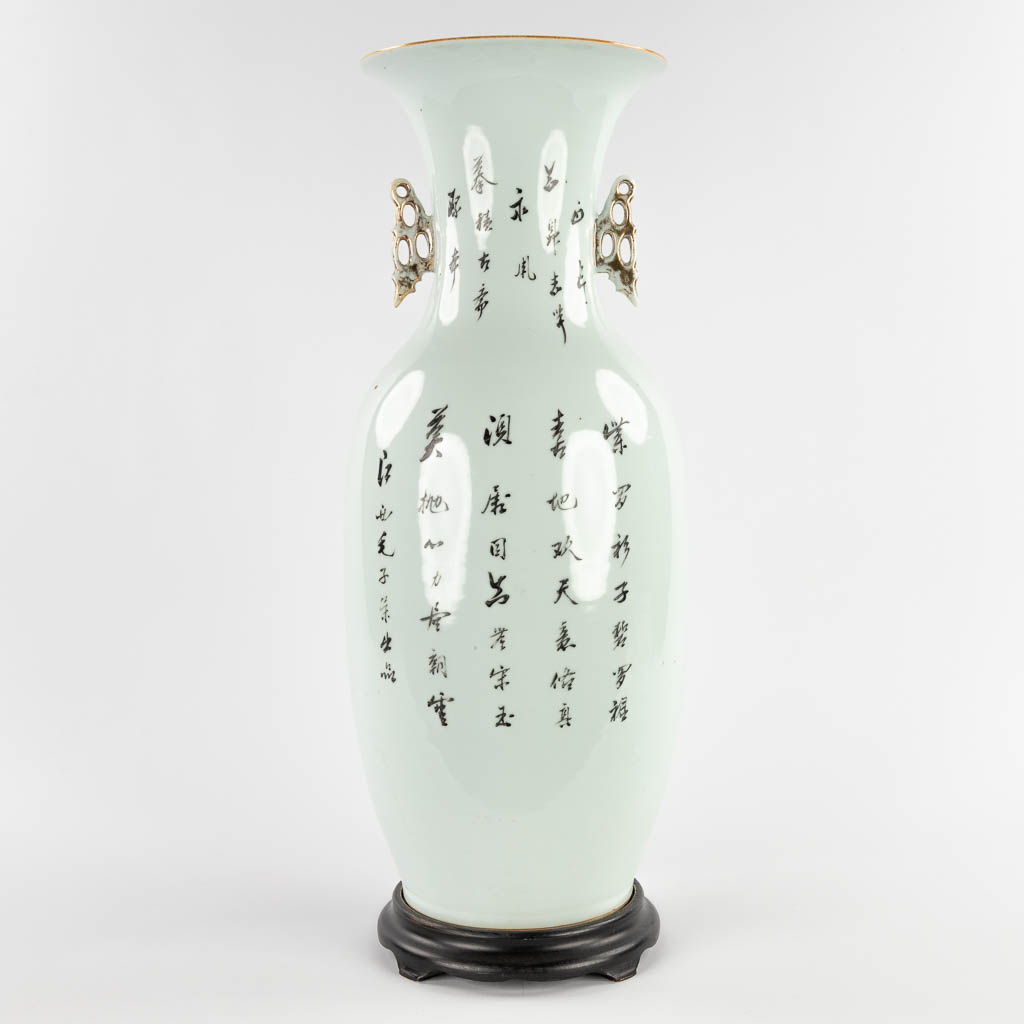 Een Chinese vaas afgewerkt met een hofdame en kinderen. 19de/20ste eeuw. (H:58 x D:22 cm)