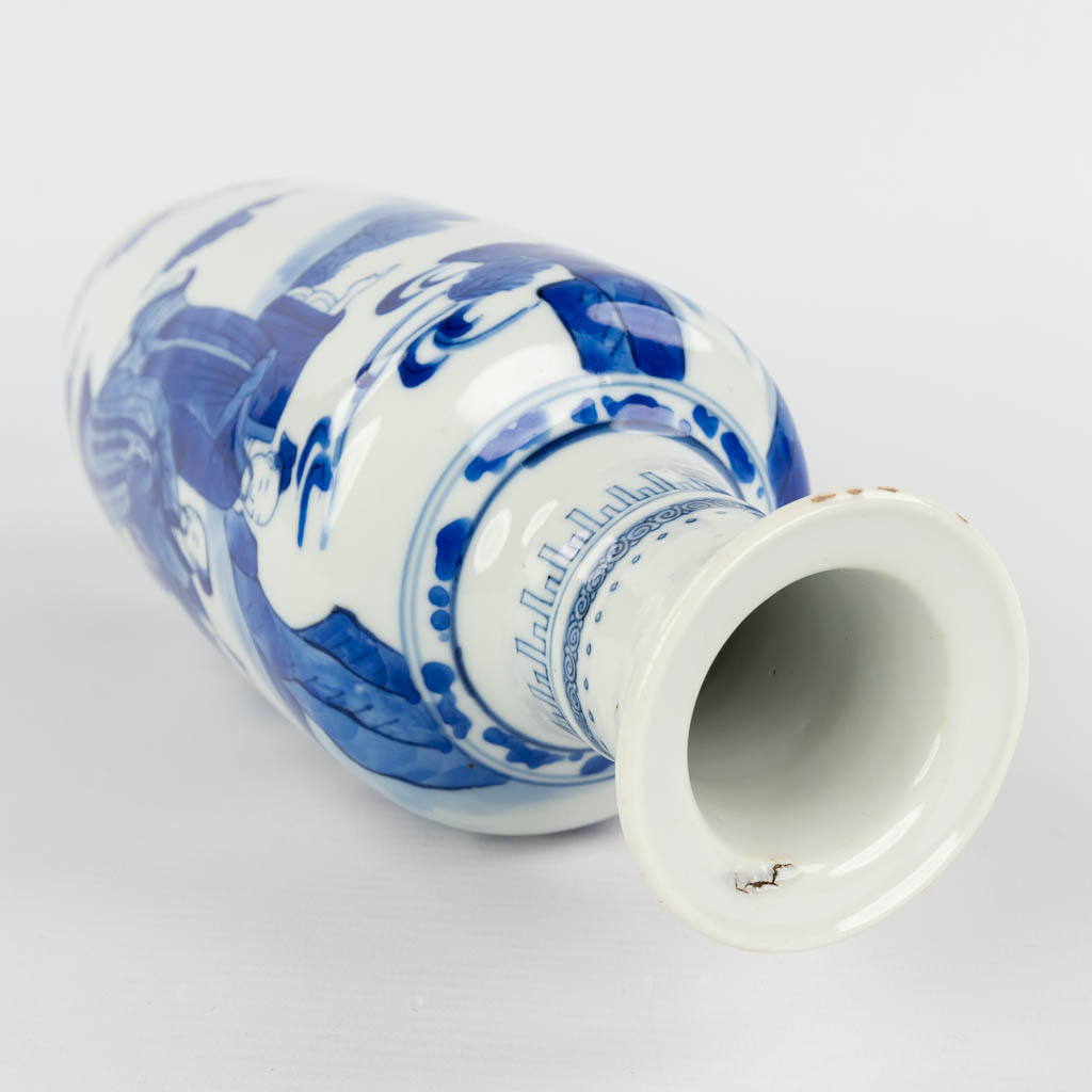 A Chinese vase decorated with blue-white figurines, Kangxi period. 18th C. (H:26 x D:10 cm)