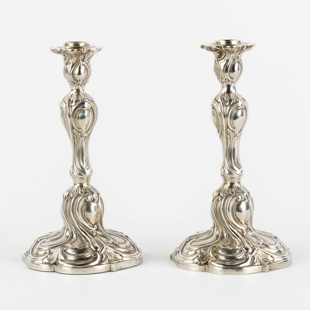 Th. Strube & Sohn, a pair of candlesticks, silver in Louis XV style. Germany. 800/1000. (H:22 x D:12,5 cm)