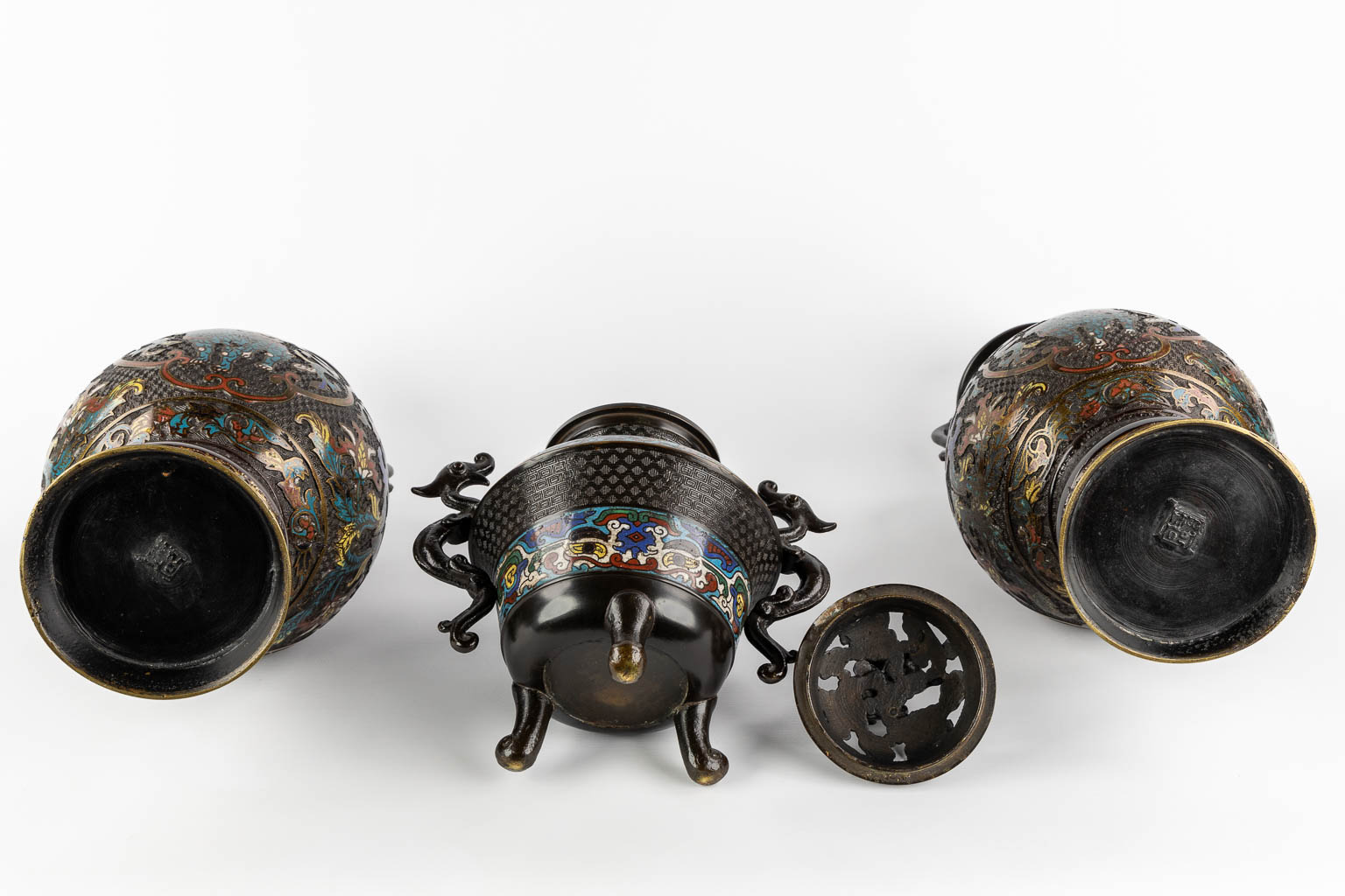 A pair of vases, added an insence burner, bronze with champslevé decor. Circa 1900. (H:45 x D:23 cm)
