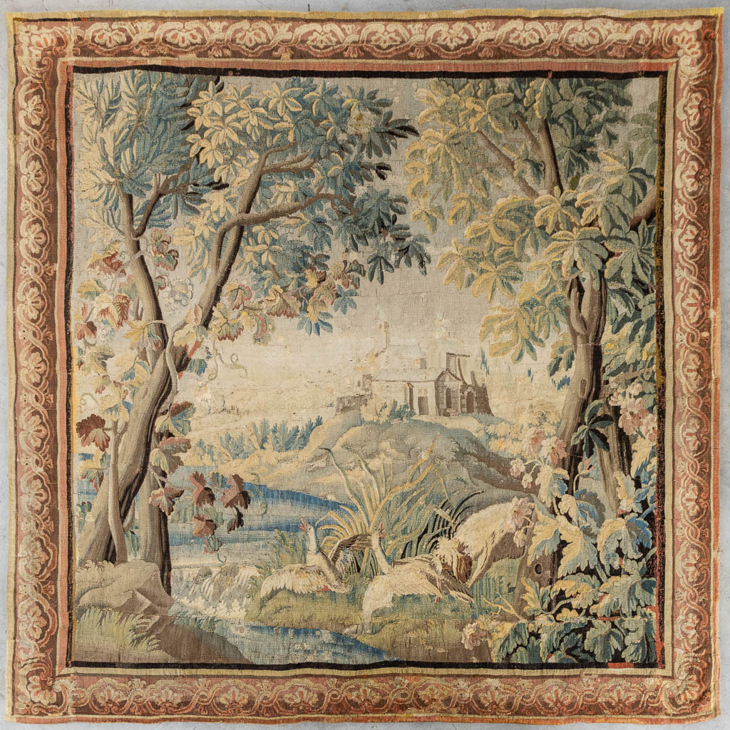 Een antiek 'Verdure' wandtapijt, decor van een kasteel, fauna en flora. 17de eeuw. (W:276 x H:277 cm)