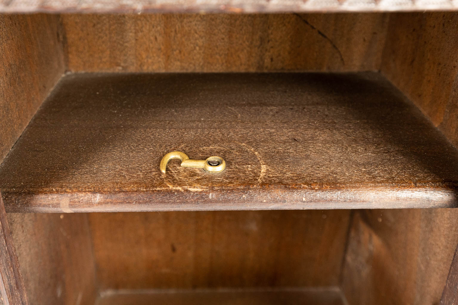Een miniatuur Bretoense kast, gemaakt uit gesculpteerd hout. (H:37cm)