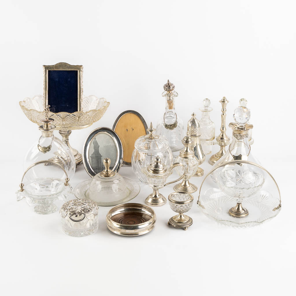 Lot 017 A large collection of silver and glass items, picture frames, serving ware and table accessories. 19th and 20th C. (H:28,5 cm)