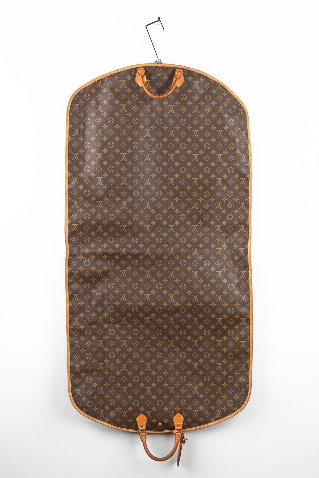 Een reistas voor kostuum, gemaakt uit leder door Louis Vuitton. (H:70cm)