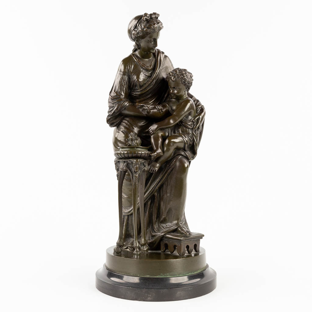 Louis SAUVAGEAU (1822-c.1874) 'Dame met een kind' gepatineerd brons. 19de eeuw. (H:44 x D:19 cm)