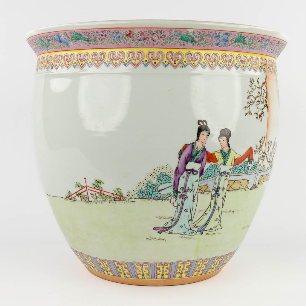 A large Chinese cache-pot decorated with figurines in a garden. 20th C. (H:36 x D:40 cm)