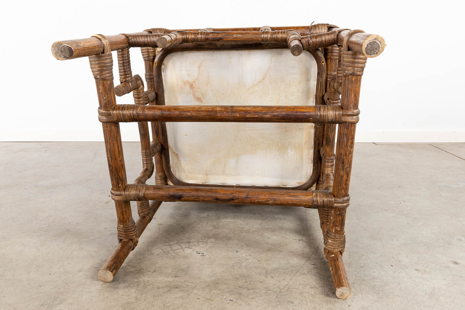 4 armstoelen, salontafel en consoletafel, imitatie bamboe, in de stijl van John McGuire. (D:59 x W:52 x H:88 cm)