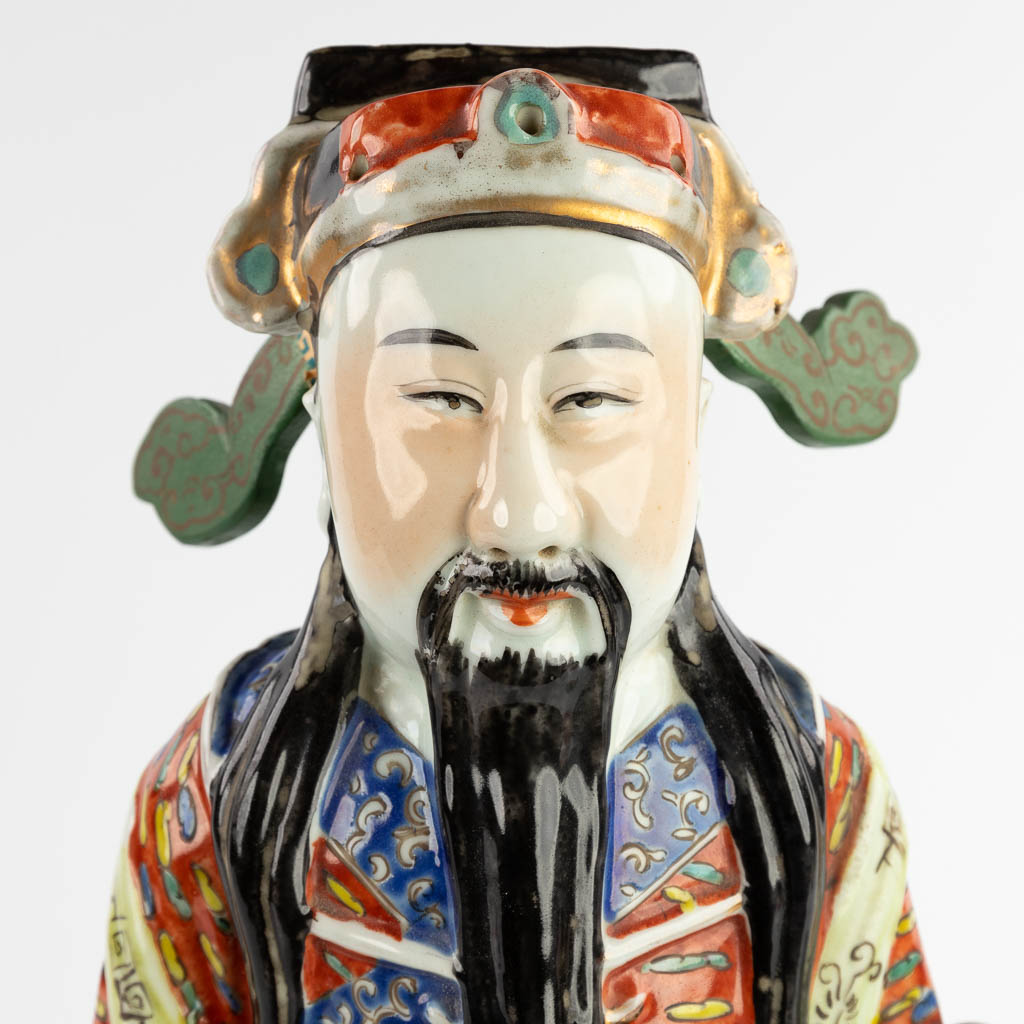 Een Chinese wijze man, onderaan gemerkt. Bijgevoegd een Chinese wijze, 20ste eeuw. (H:49 cm)