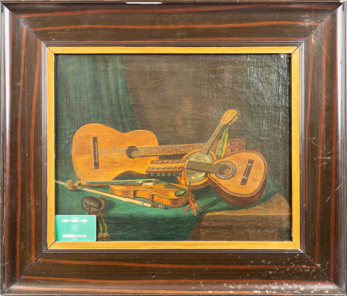 Geen handtekening gevonden, een schilderij van muziekinstrumenten, olie op doek. (49 x 39 cm)