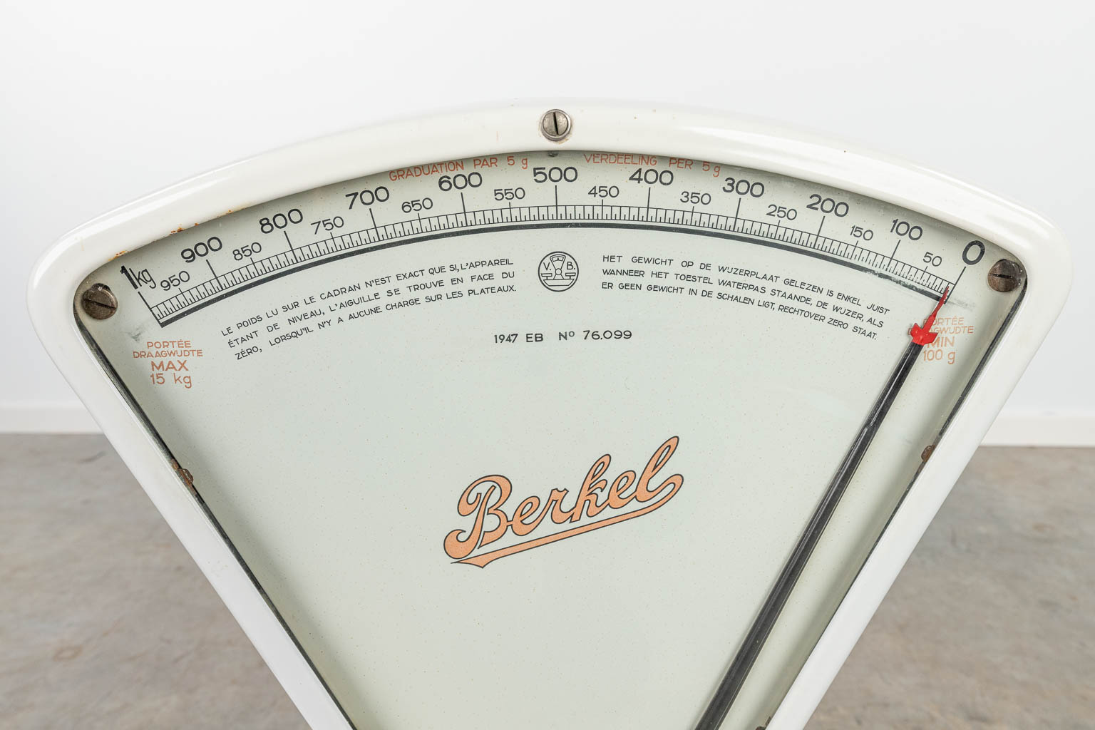 Een weegschaal met witte email en gewichten, gemaakt door Berkel. (H:68cm)