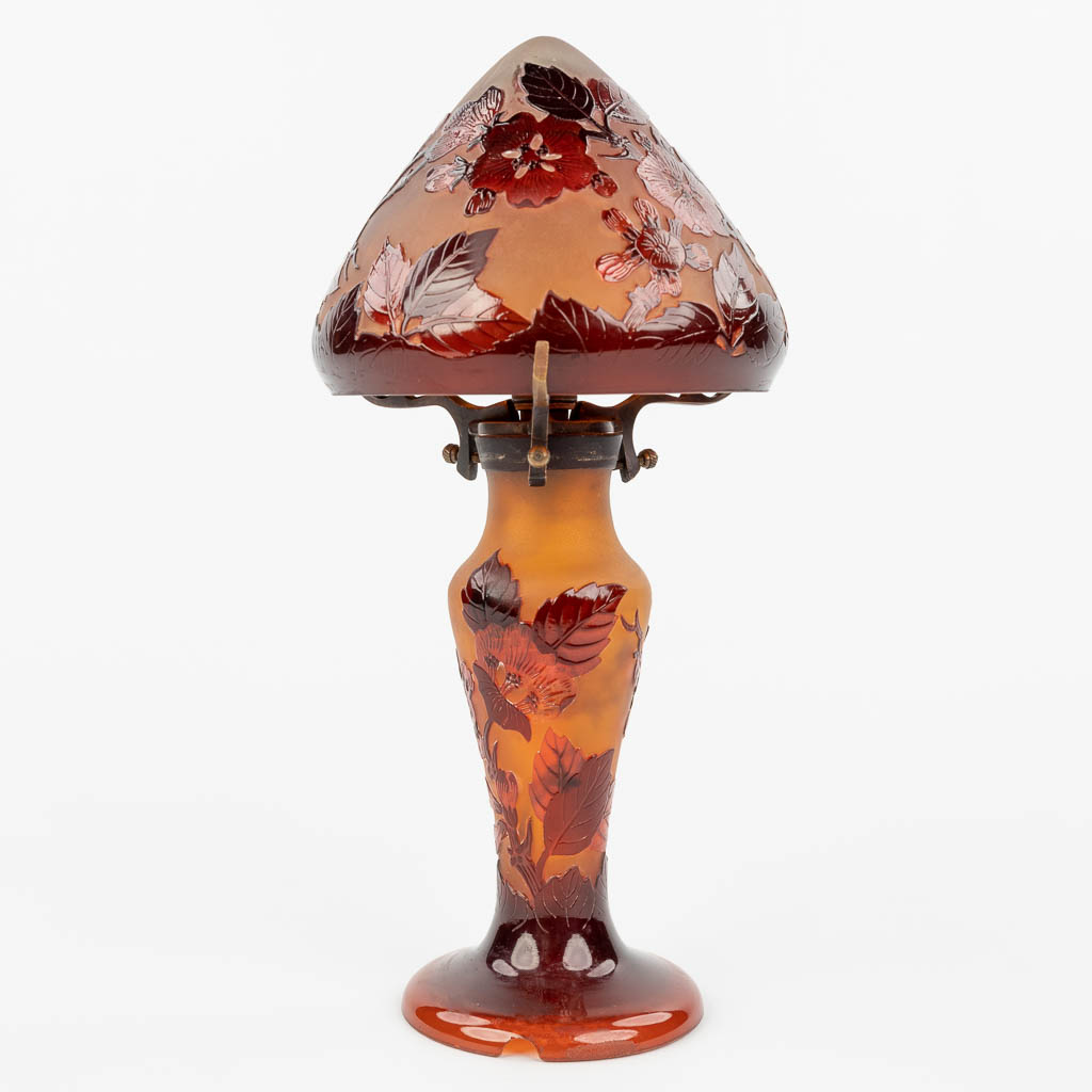 Een tafellamp gemaakt uit pâte-de-verre glas in de stijl van en gemerkt Gallé (H:28cm)