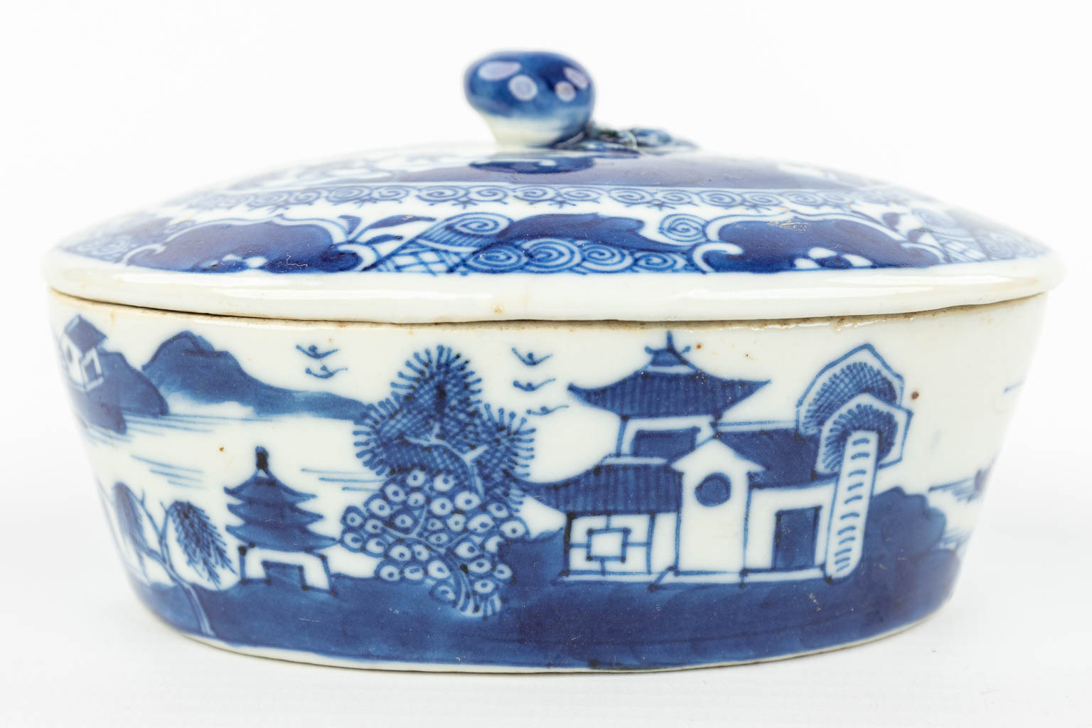 A Chinese saucer with a lid made of porcelain and with a blue-white decor of landscapes. (H:7cm)