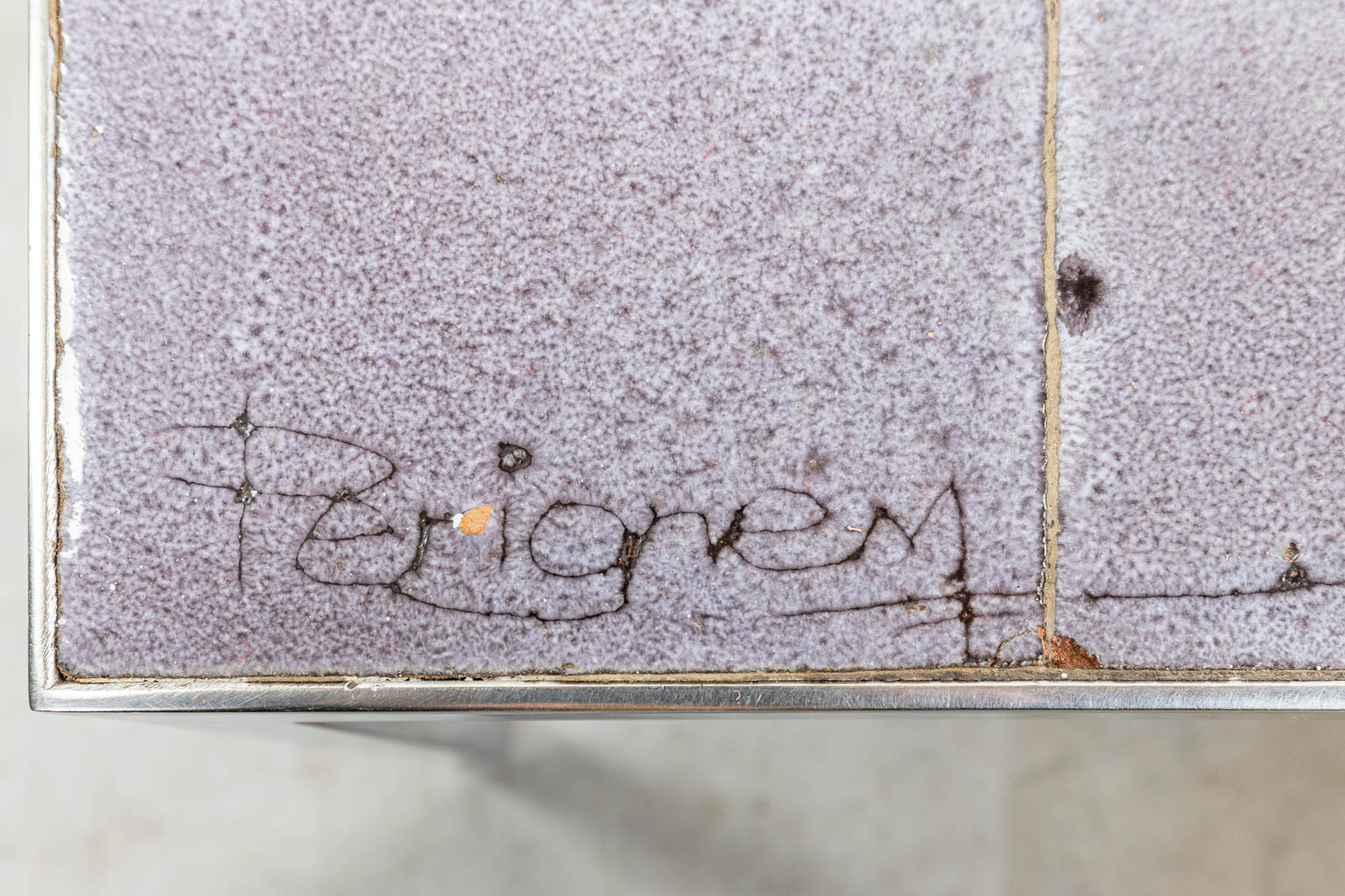 Een salontafel gemaakt uit geglazuurde keramiek op een chroom onderstel en gemerkt Perignem. (H:38cm)